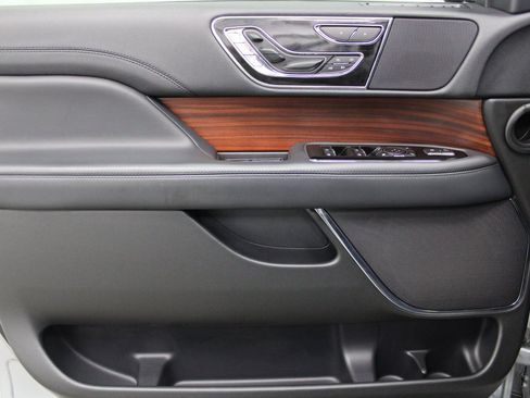 Used 2023 Lincoln Navigator Reserve AWD/4WD image 14