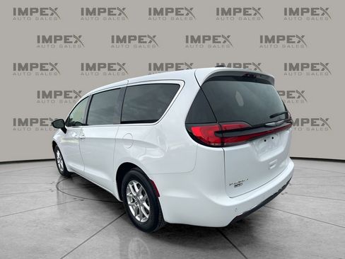Used 2024 Chrysler Pacifica Touring-L image 3