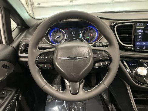 Used 2022 Chrysler Pacifica Limited w/ S Appearance Package AWD/4WD image 5