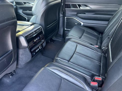 Certified 2024 Jeep Wagoneer L Series II w/ Flexible Seating Group RWD image 12