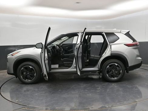 Certified 2025 Nissan Rogue SV image 34