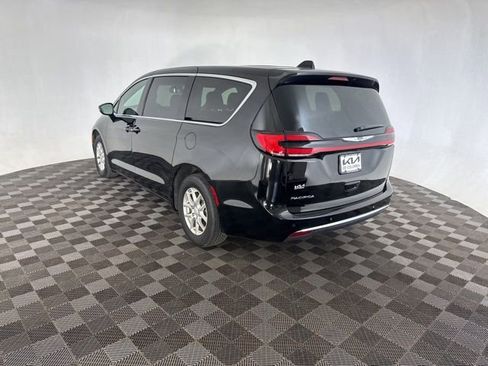Used 2025 Chrysler Pacifica Select FWD image 9