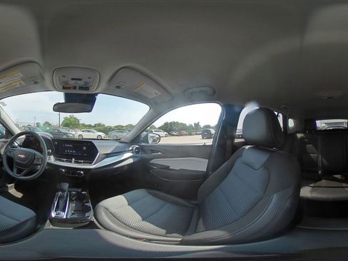 Used 2025 Chevrolet Trax LT FWD image 41