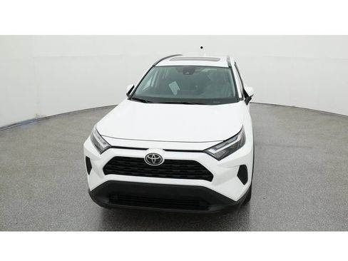 Used 2022 Toyota RAV4 XLE w/ Convenience Package FWD image 18