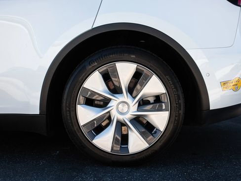 Used 2021 Tesla Model Y Long Range image 35