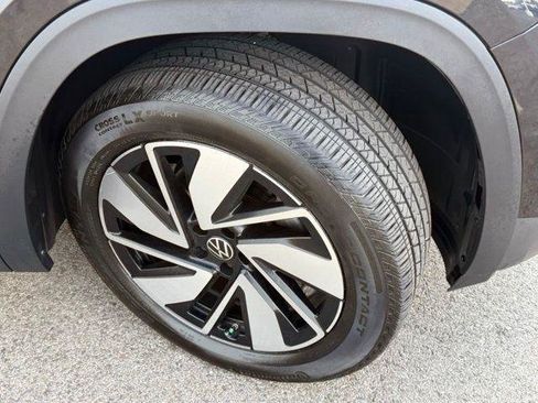 Used 2025 Volkswagen Atlas SE AWD/4WD image 3