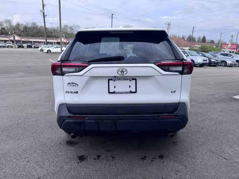 Used 2020 Toyota RAV4 LE FWD image 8