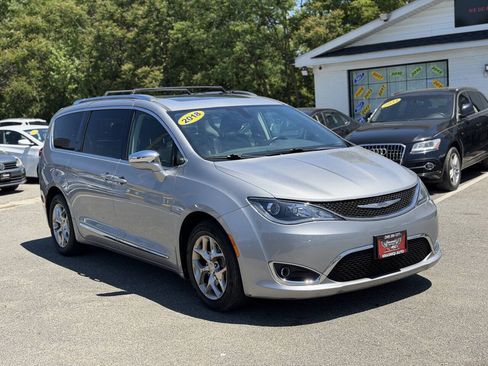 Used 2018 Chrysler Pacifica Limited FWD image 3