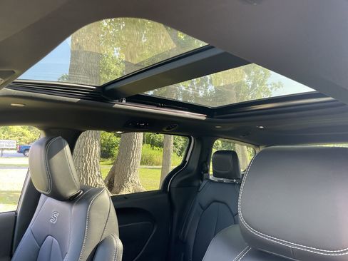 Used 2024 Chrysler Pacifica Touring-L w/ S Appearance Package image 37