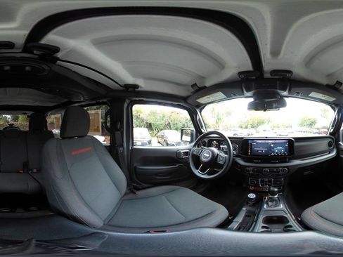 Used 2025 Jeep Wrangler Unlimited Rubicon AWD/4WD image 36