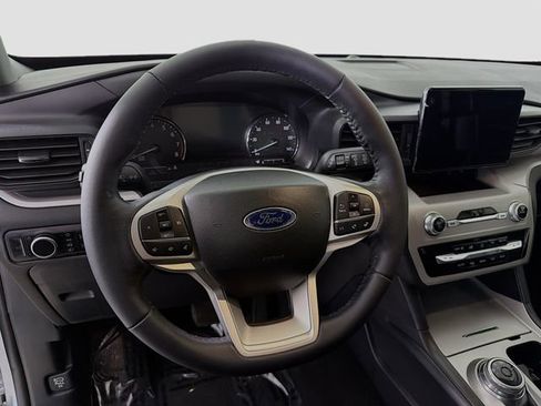 Used 2023 Ford Explorer XLT image 12
