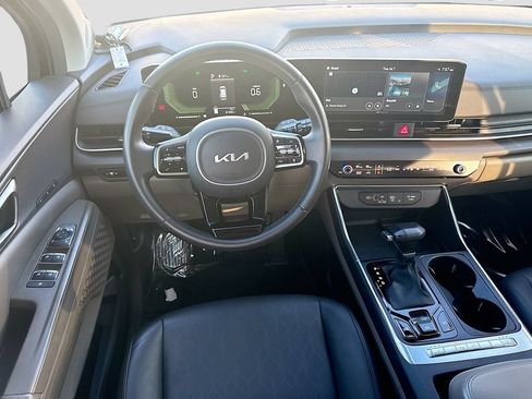 Used 2025 Kia Carnival EX FWD image 17