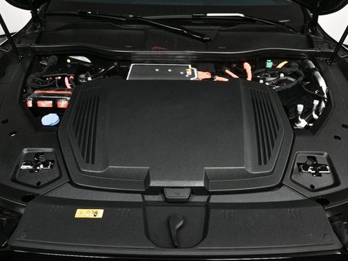 Used 2024 Audi Q8 e-tron Premium image 34