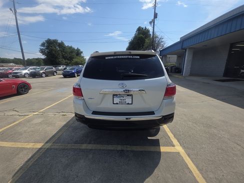 Used 2012 Toyota Highlander FWD w/ Tech Pkg image 3