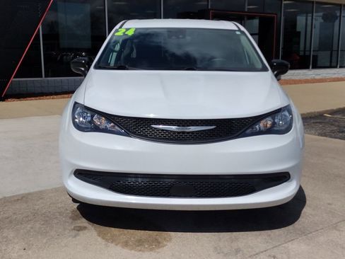 Used 2024 Chrysler Voyager LX image 2
