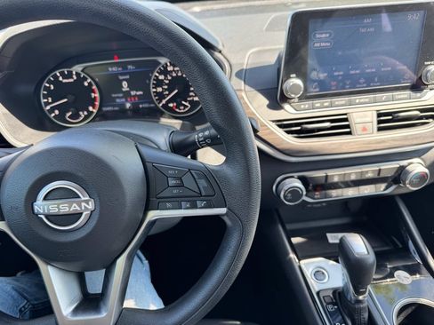 Used 2024 Nissan Altima 2.5 SV FWD image 11
