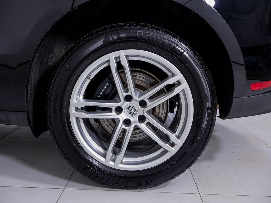 Certified 2024 Porsche Macan AWD/4WD image 30
