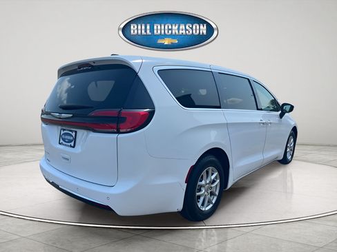 Used 2024 Chrysler Pacifica Touring-L FWD image 11