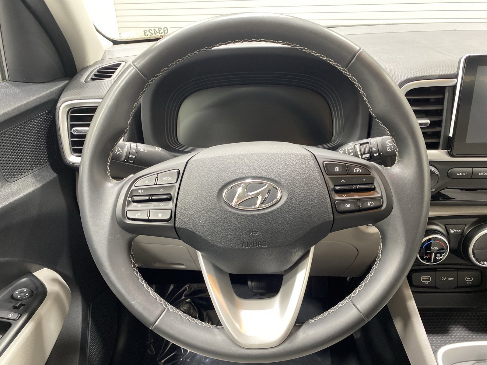 Used 2025 Hyundai Venue SEL FWD image 14