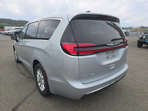 Used 2023 Chrysler Pacifica Touring-L FWD image 2