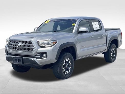 Used 2017 Toyota Tacoma TRD Off-Road AWD/4WD image 8