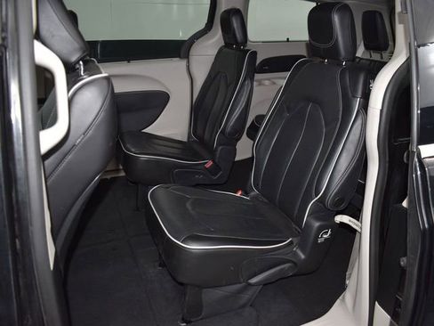 Used 2023 Chrysler Pacifica Limited FWD image 36