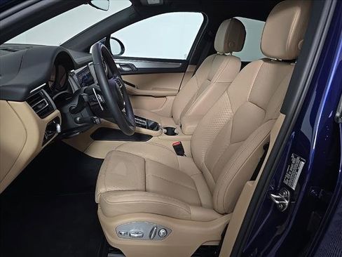 Certified 2025 Porsche Macan image 5