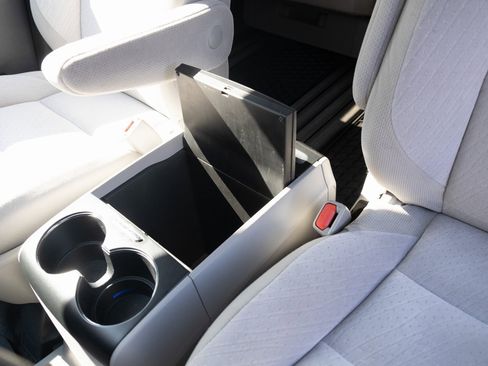 Used 2020 Toyota Sienna LE image 10