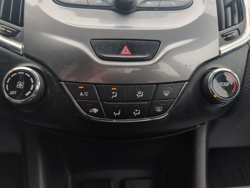 Used 2018 Chevrolet Cruze LT FWD image 14