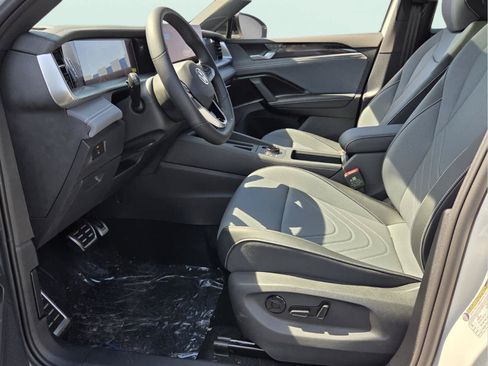 New 2026 Volkswagen Tiguan SE R-Line FWD image 8