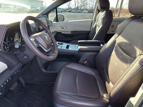 Certified 2024 Toyota Sienna Platinum image 29