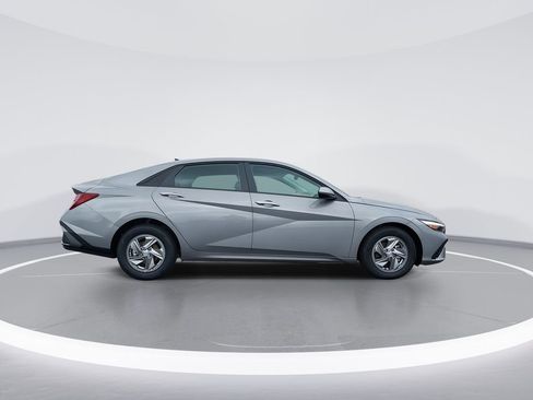 New 2026 Hyundai Elantra SE FWD image 9