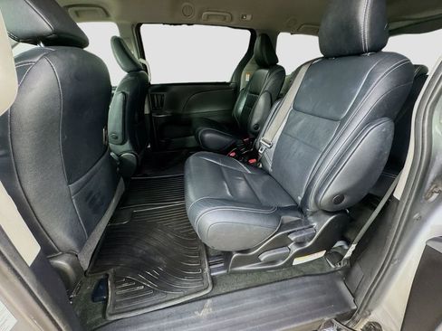 Used 2018 Toyota Sienna SE w/ SE Preferred Package FWD image 28