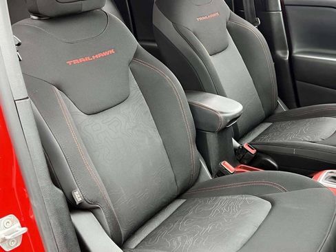 Used 2019 Jeep Renegade Trailhawk w/ Cold Weather Group II image 30
