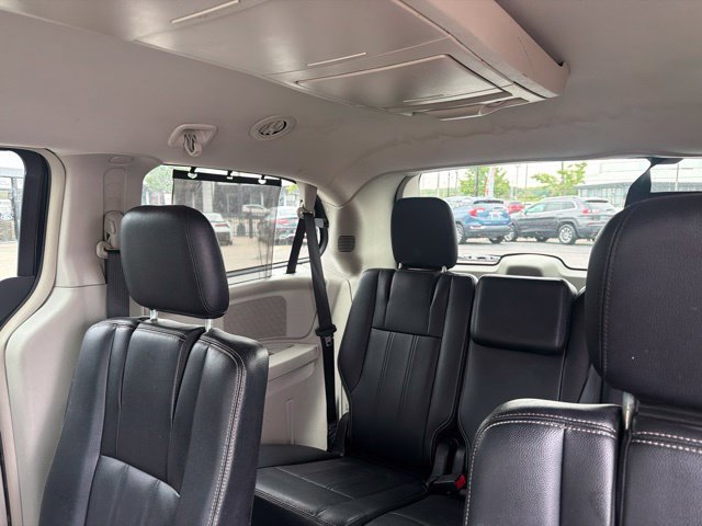Used 2015 Chrysler Town & Country Touring FWD image 18