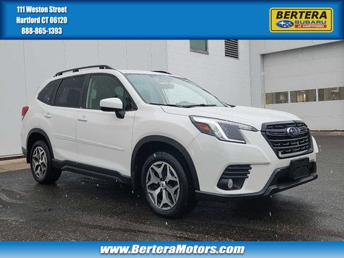 Used 2023 Subaru Forester Premium image 1