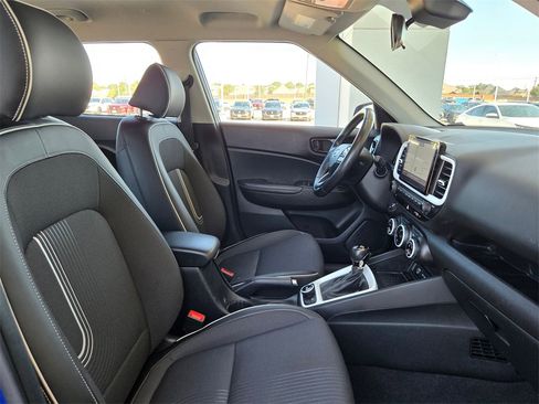 Used 2023 Hyundai Venue Limited image 23