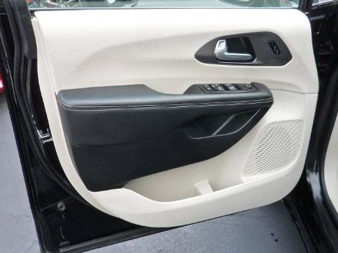 Used 2024 Chrysler Pacifica Touring-L FWD image 7