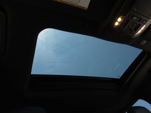 Used 2023 Toyota Highlander XSE FWD image 8