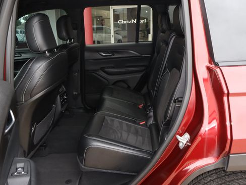 Used 2023 Jeep Grand Cherokee Altitude AWD/4WD image 8