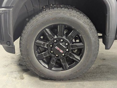 Used 2025 GMC Sierra 2500 AT4 w/ Technology Package image 9