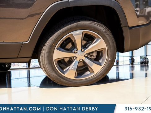 Used 2019 Jeep Cherokee Limited w/ Luxury Group FWD image 37