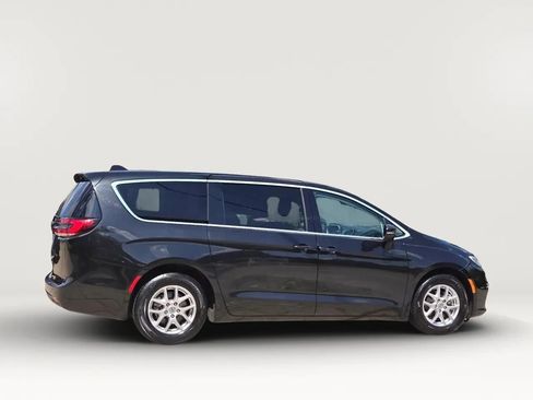 Used 2023 Chrysler Pacifica Touring-L FWD image 7