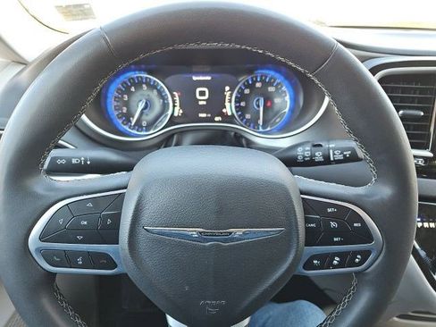 Used 2023 Chrysler Pacifica Touring-L image 20