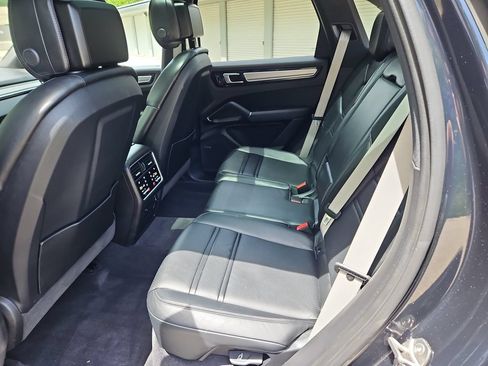 Certified 2023 Porsche Cayenne Platinum Edition AWD/4WD image 36