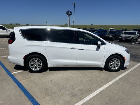 Used 2023 Chrysler Voyager LX FWD image 6