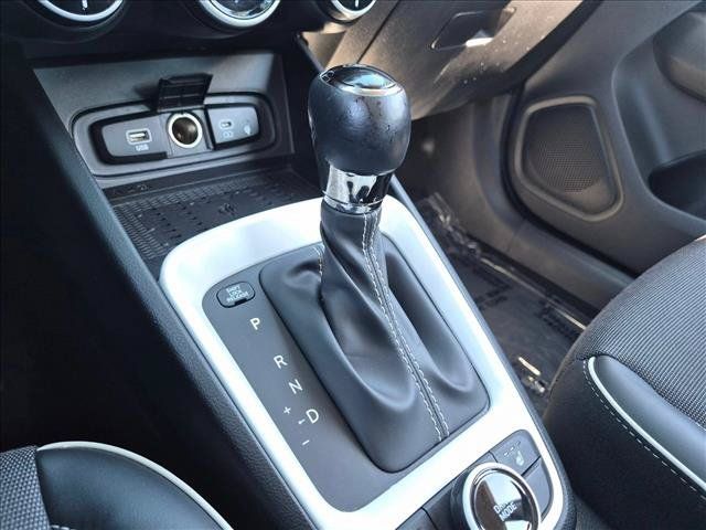 Used 2025 Hyundai Venue Limited FWD image 17