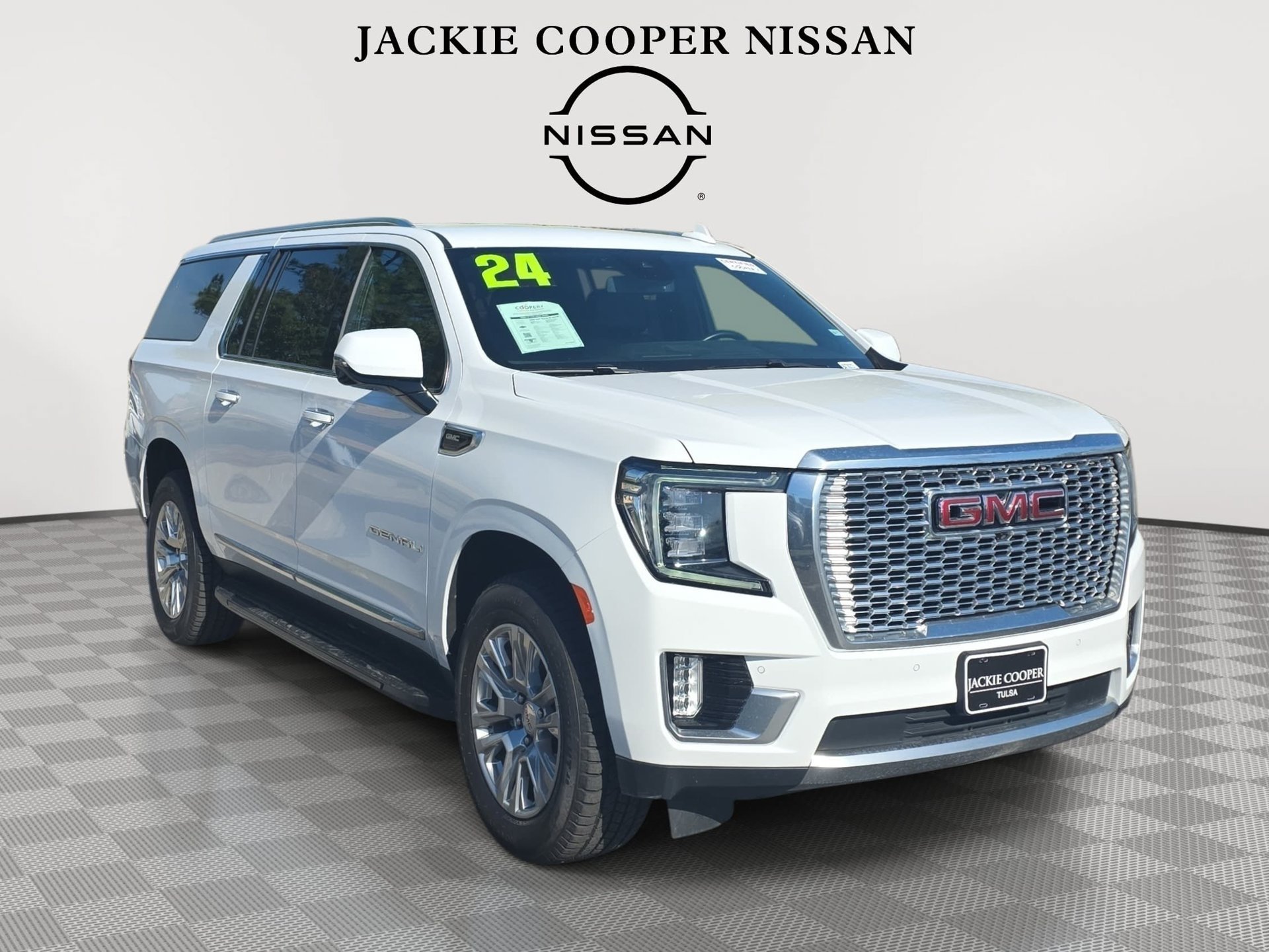 Used 2024 GMC Yukon XL Denali AWD/4WD image 3