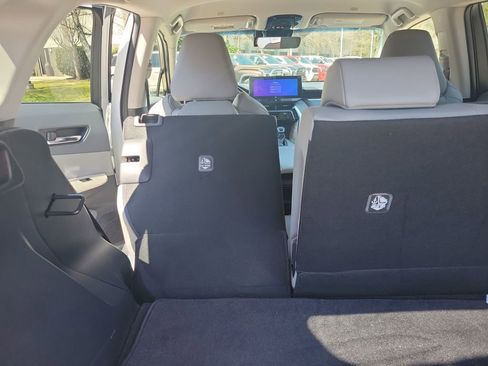 Used 2023 Toyota Venza XLE image 28