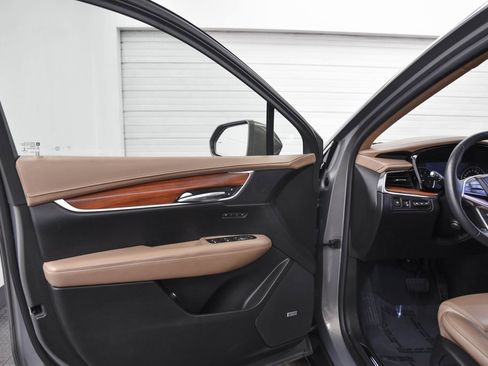 Used 2018 Cadillac XT5 Platinum w/ Driver Assist Package image 9